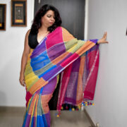Linen zari saree in pink Shatranj pattern worn by a model